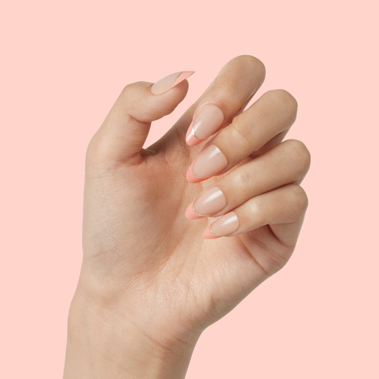 Voguish Fantasy – Éclatant, een hand met natuurlijk gelakte nagels in een zachte, perzikachtige tint.