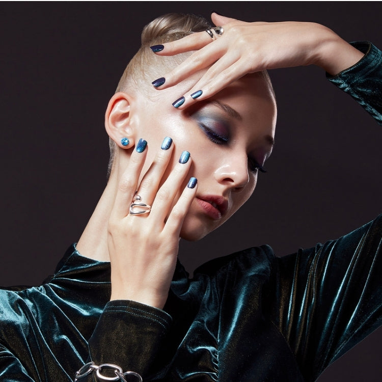 imPRESS Color FX - Better Things, glanzende nagels in diepblauw en groen, elegant gepresenteerd door een model.