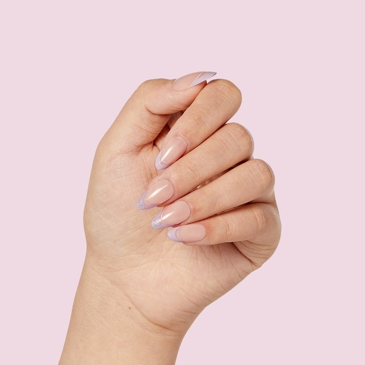 Voguish Fantasy – Rainy Night, elegante nagels in een zachte roze tint met paarse French tips. Perfect voor een chique look.