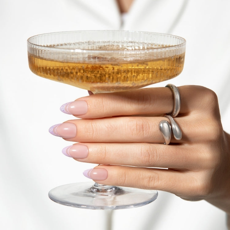 Voguish Fantasy – Rainy Night, een elegante nagellak met een zachte lavendel tint, perfect voor een chique uitstraling.