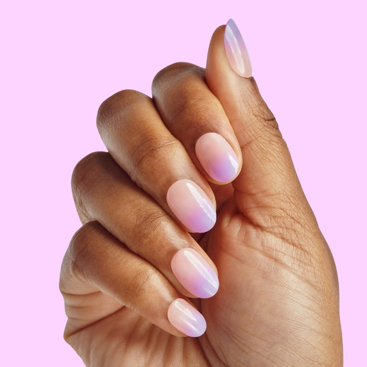 imPRESS Color Nails - Take A Chance, een hand met zachtroze nagels met een ombre-effect in lila tinten.