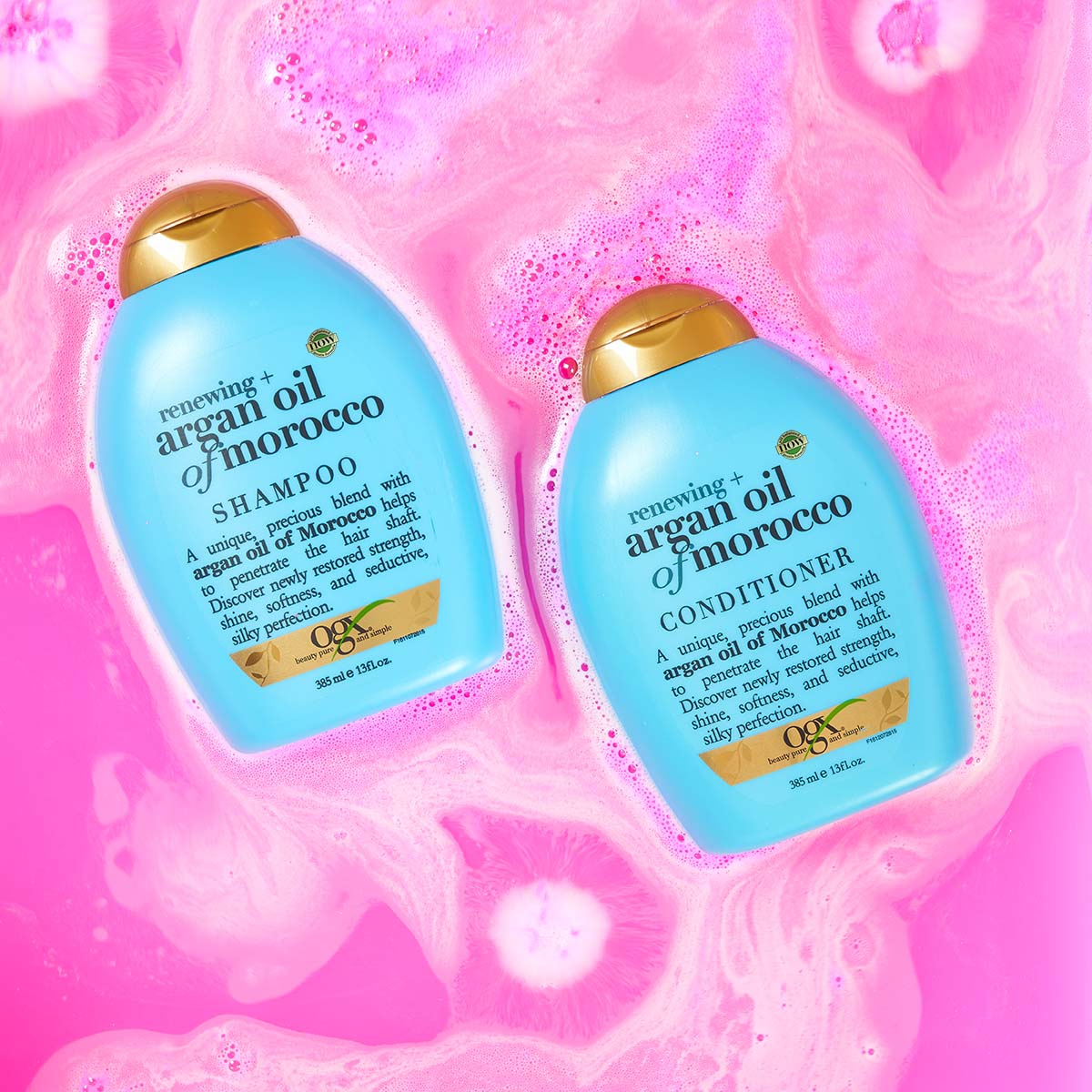 Nourishing Coconut Milk Conditioner van OGX in een witte fles met gouden dop, omringd door kokosnoten en een romige textuur.