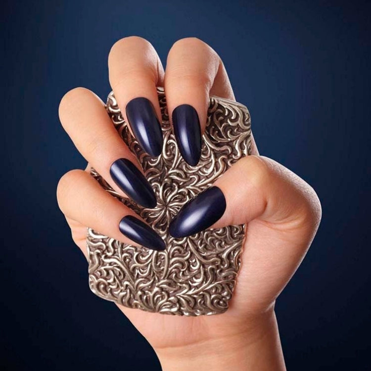 100 Full Cover Nails Stilettos in diepblauw, met een glanzende afwerking, vastgehouden in een hand.