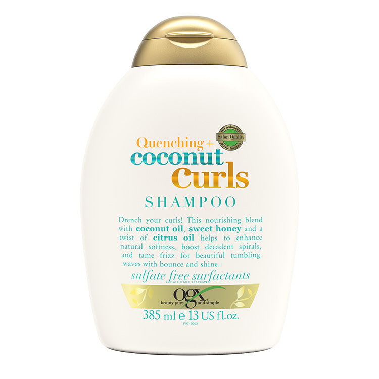 Quenching Coconut Curls Shampoo van OGX in een witte fles met gouden dop, perfect voor krullend haar.