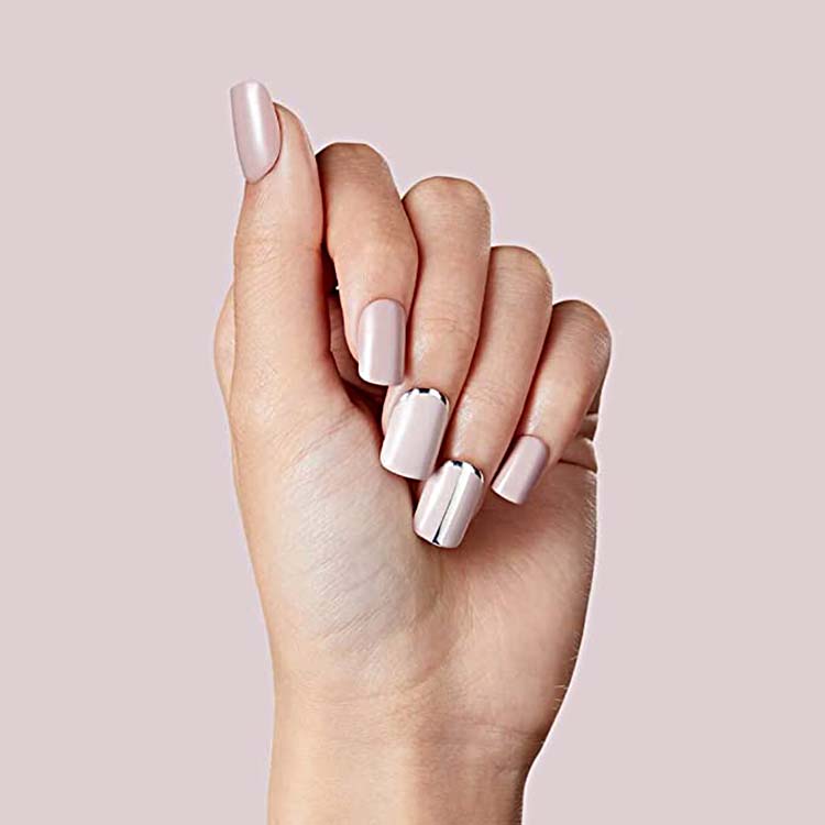 imPRESS Nails - Fame Game, een hand met stijlvolle, lichtroze nagels in verschillende lengtes en vormen.