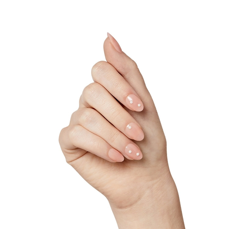 Bare But Better - Premium Nails - Slay met een hand die natuurlijk ogende, nude nagels met witte stippen toont.