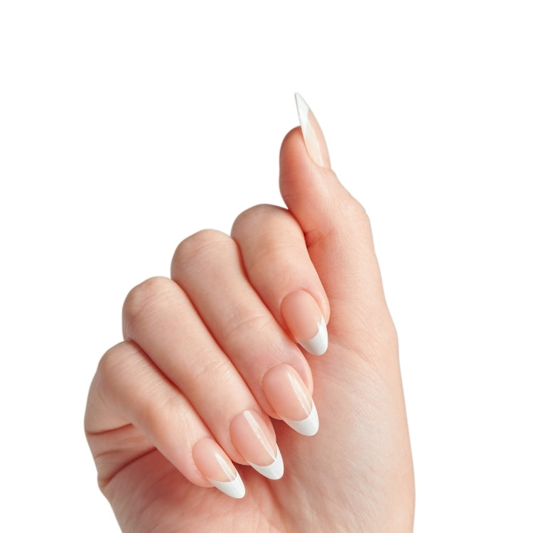 Classy Nails- Dashing met een hand die elegante, nude nagels met witte french tips toont.