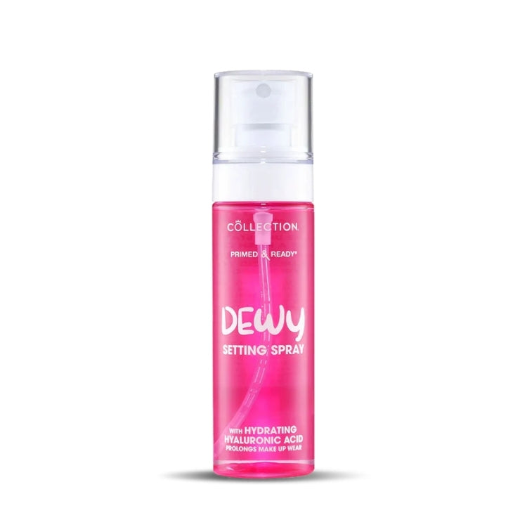 Primed & Ready Dewy Setting Spray in een transparante fles met een roze vloeistof en spraydop voor een stralende finish.