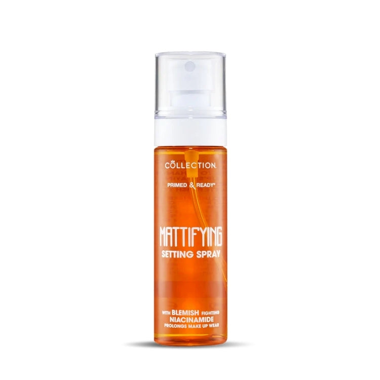Primed & Ready Mattifying Setting Spray in een transparante sprayfles met oranje vloeistof, ideaal voor een matte finish.