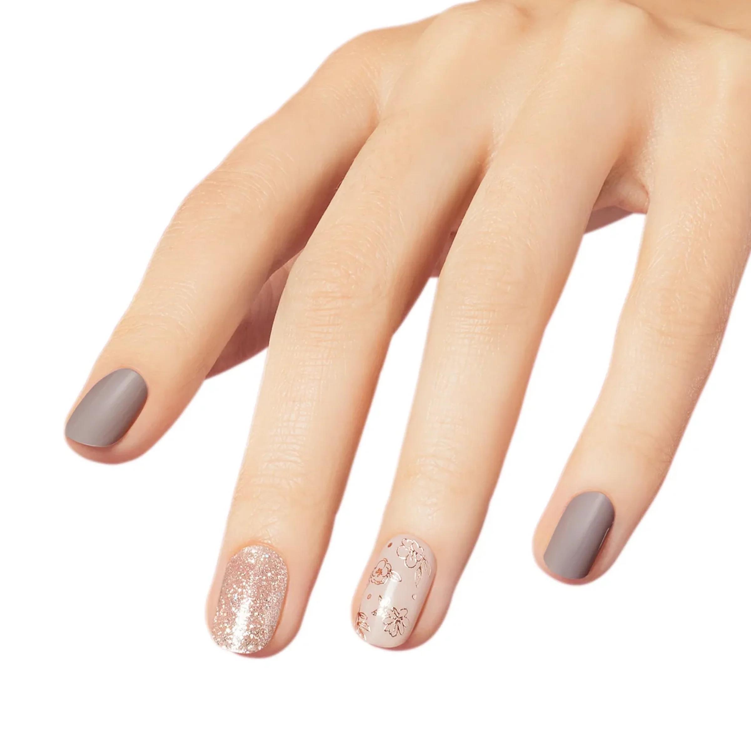 Dashing Diva - Gloss Strips - Lavendar Dreams, nagelstickers in lavendel en glitters op een hand met verzorgde nagels.