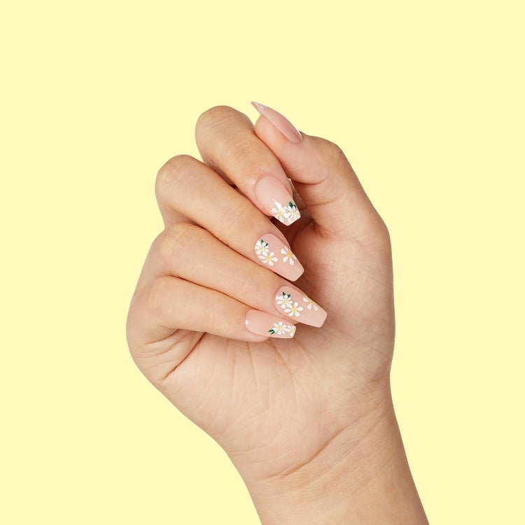 Voguish Fantasy - 4 Wheel Drive, een hand met mooie, lichtroze nagels versierd met bloemen.