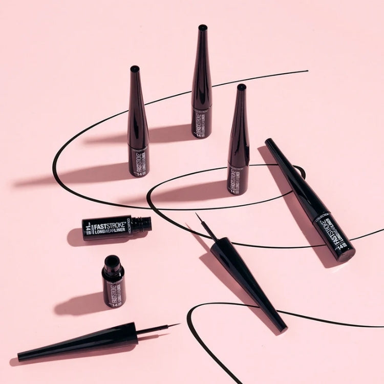 Fast Stroke Long Wear Liner in zwarte verpakking, met verschillende applicators en inktlijnen op een roze achtergrond.