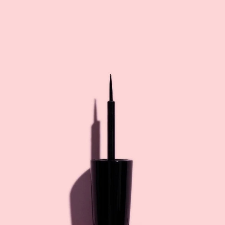 Fast Stroke Long Wear Liner in zwarte verpakking met een fijne applicatorpunt voor nauwkeurige eyeliner.