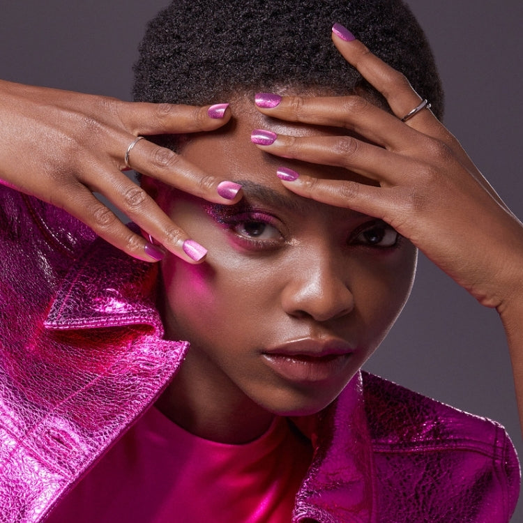 imPRESS Color FX - Levels met glanzende, paarse nagels en een model in een felle, metallic roze outfit.