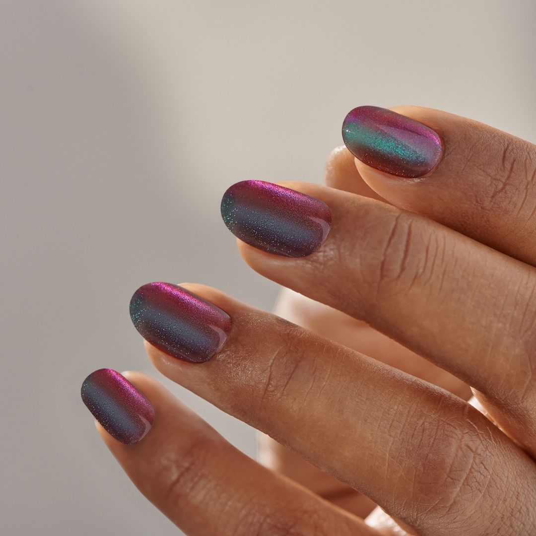 imPRESS Color FX - Before Hours met glanzende paarse en groene nagels op een hand met een natuurlijke huidtint.