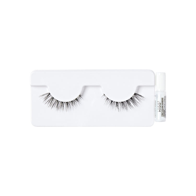 Kiss Bare Collection 03, natuurlijke wimpers met een subtiele krul, verpakt op een wit plastic houder met lijm.