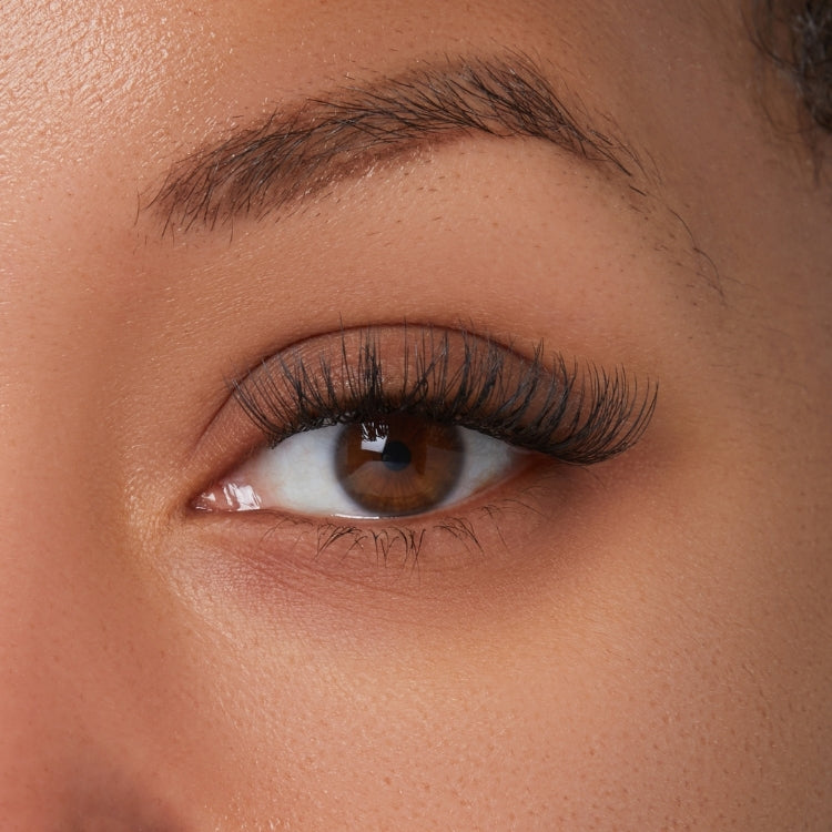 Falscara - Natural Wispy Wisps, zwarte wimpers met een natuurlijke uitstraling, perfect voor een subtiele look.