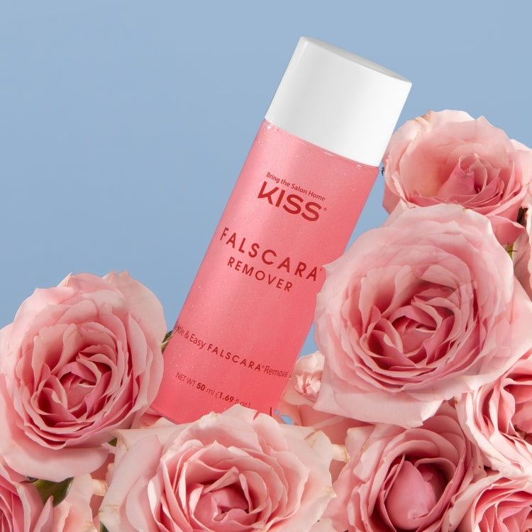 Falscara - Remover van Kiss in een roze fles, omringd door zachte rozen, ideaal voor het verwijderen van nepwimpers.