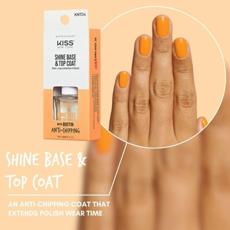 KISS Shine Base & Top Coat in een transparante fles met oranje nagellak op de nagels voor een glanzende afwerking.