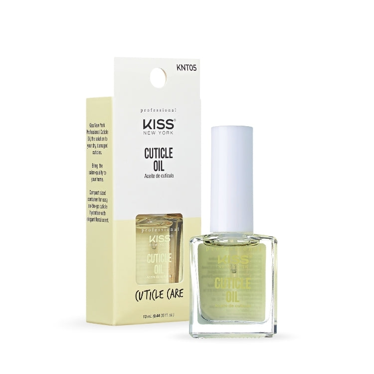 KISS Cuticle Oil in een transparante fles met witte dop en een lichte, gele vloeistof, verpakt in een lichte doos.
