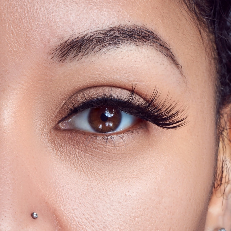 Kunstwimper Mink - Alluring, lange, volumineuze wimpers in een natuurlijke look, perfect voor een glamoureuze uitstraling.