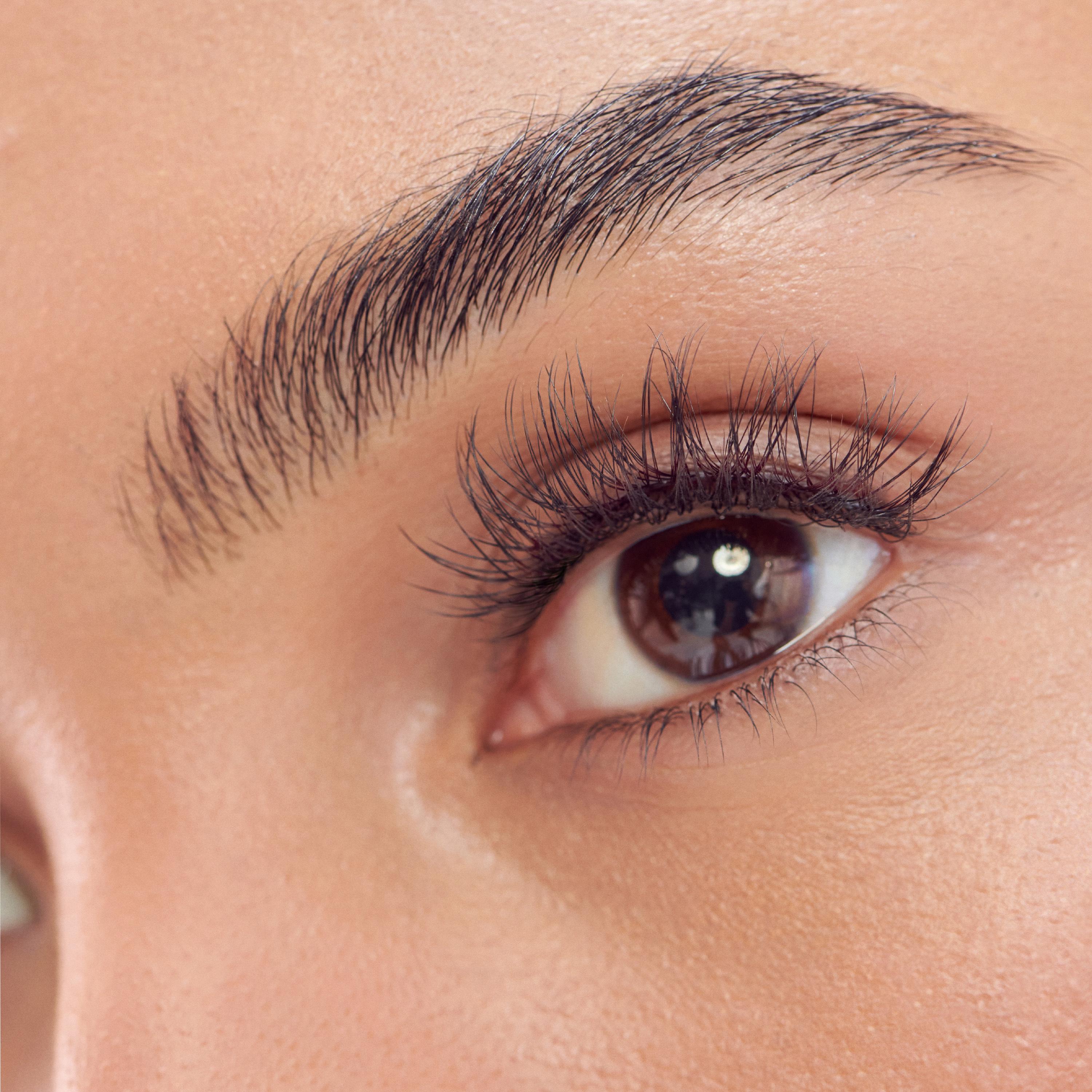 The New Naturel - White Shirt, een mascara voor volle wimpers met een elegante verpakking in wit en goud.