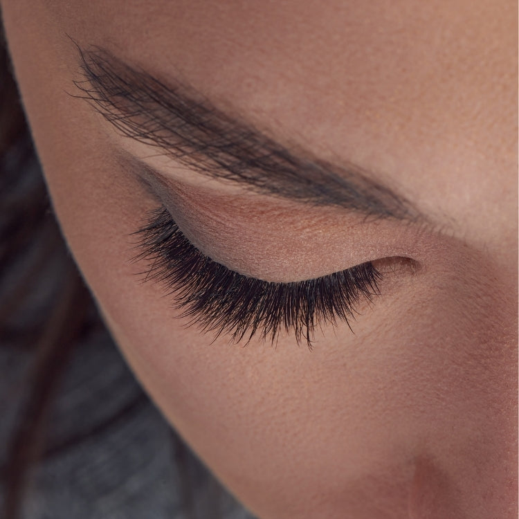 Lash Atelier Design Kit 6mm-14mm - Anime met zwarte wimpers, perfect voor een dramatische look.