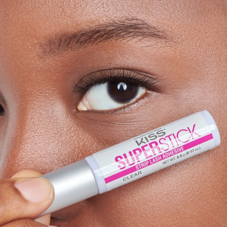 Superstick Strip Lash Adhesive | Clear in een slanke tube met zilveren dop, ideaal voor het bevestigen van nepwimpers.