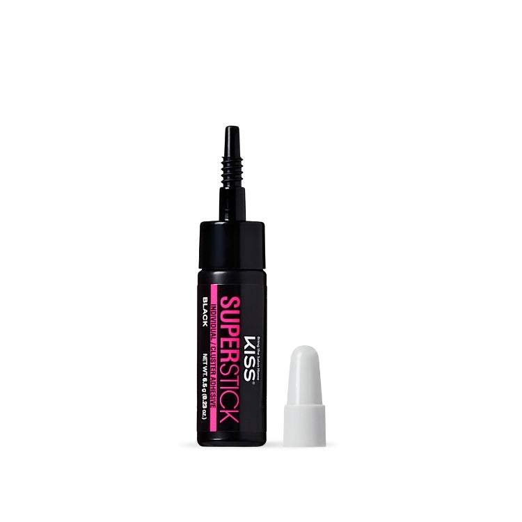 Superstick Cluster Lash Adhesive | Black in een zwarte fles met een puntige applicator en witte dop. Perfect voor wimperex...