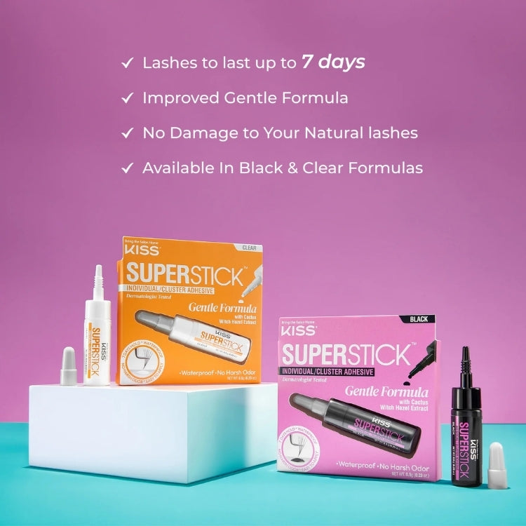Superstick Cluster Lash Adhesive | Black in een zwarte tube, met een witte en oranje verpakking op een witte standaard.