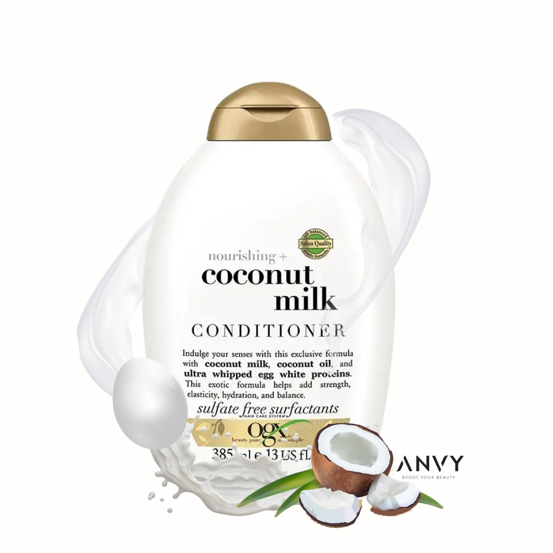 Nourishing Coconut Milk Conditioner van OGX in een witte fles met gouden dop, omringd door kokosnoten en een romige textuur.