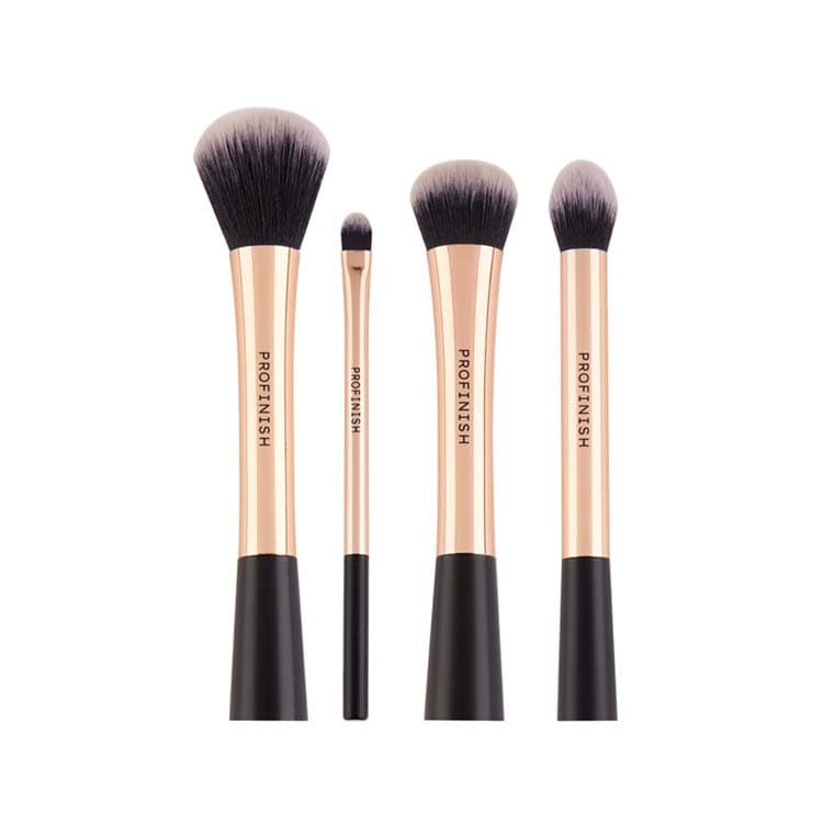 Core Collection Cosmetic Brushes van Profinish, vier stijlvolle make-upkwasten met een gouden en zwarte afwerking.