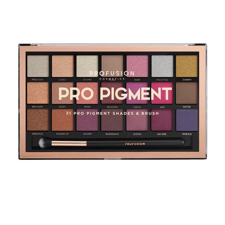 Pro Artistry Palette Pigment van Profusion met 21 levendige kleuren en een bijbehorende kwast in een stijlvolle verpakking.