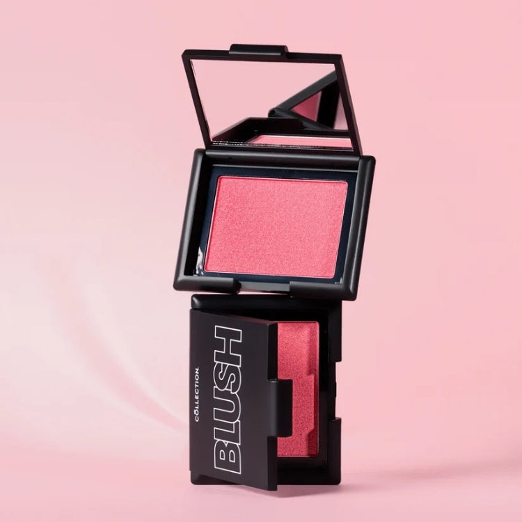 Blush - Pleasure in een zwarte verpakking met spiegel, roze tint met een glanzende afwerking. Perfect voor een frisse look.