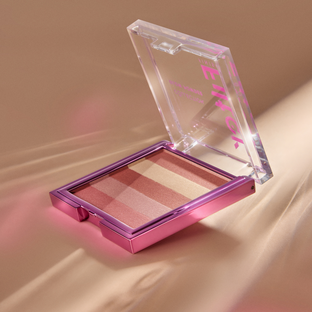 Filter Finish Glow Powder in een vierkante, doorzichtige verpakking met een glanzende roze rand en meerdere tinten poeder.