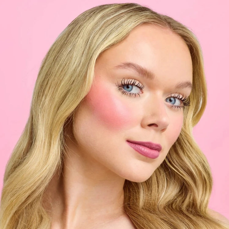 Duo Blush Cream & Powder - Seeing Double in een elegante verpakking, met een model dat een frisse, roze blush draagt.