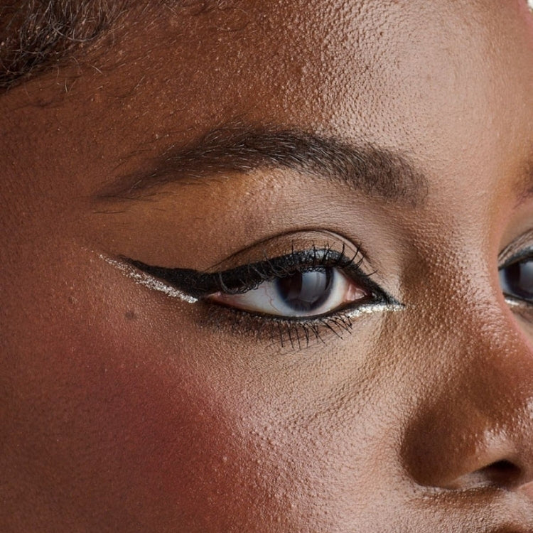 Fast Stroke It's a Dual Eyeliner in zwart en zilver, aangebracht op een oog voor een opvallende look.