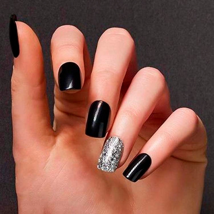 imPRESS Nails - Play It Loud, zwarte nagels met een glinsterende zilveren accentnagel in een hand.