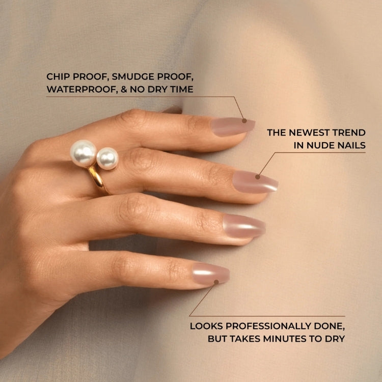 Bare But Better Nails - Nude Glow in een zachte nude tint, met een elegante verpakking en een hand die de nagels toont.