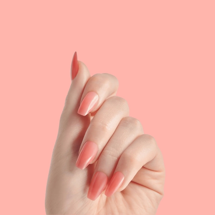 Bare But Better Nails - Nude Nude, een hand met lange, nude nagels in een zachte, glanzende afwerking.