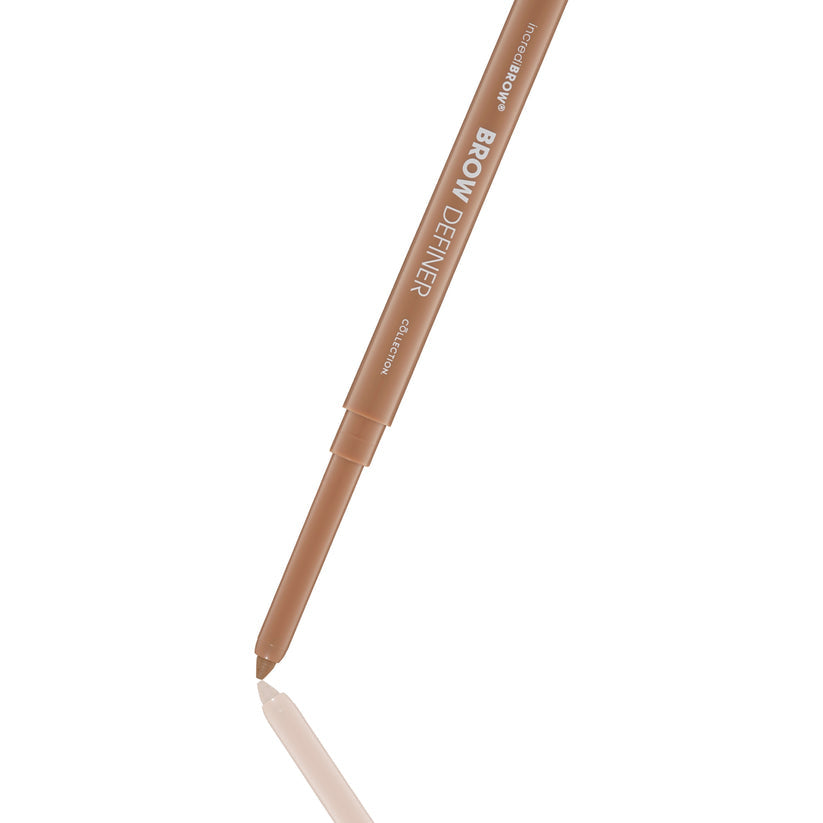 Incredibrow Eyebrow Definer - Blonde, een slanke, lichtblonde wenkbrauwpotlood met een scherpe punt.