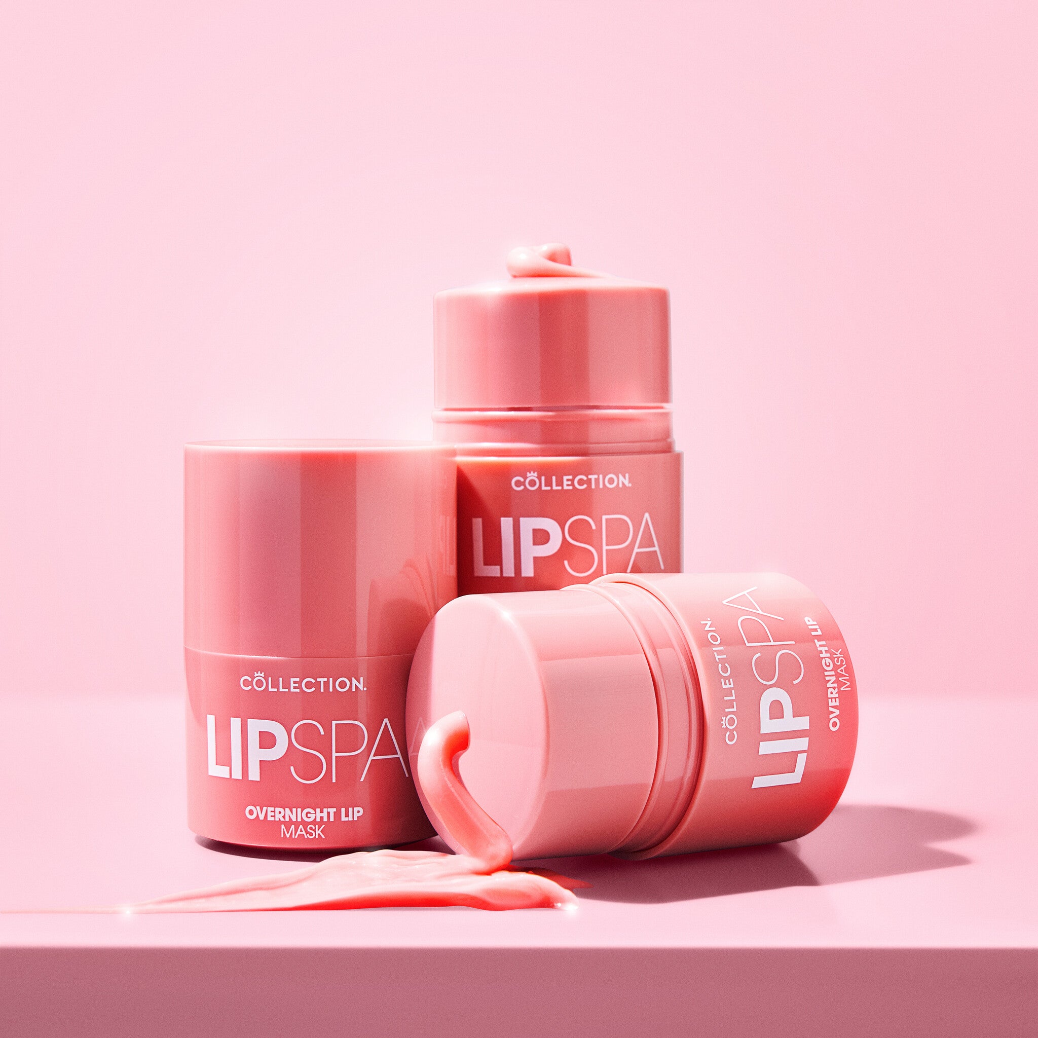 Lip Spa Overnight Lip Mask Sweet Dreams in roze verpakking, met een romige textuur die eruit loopt.