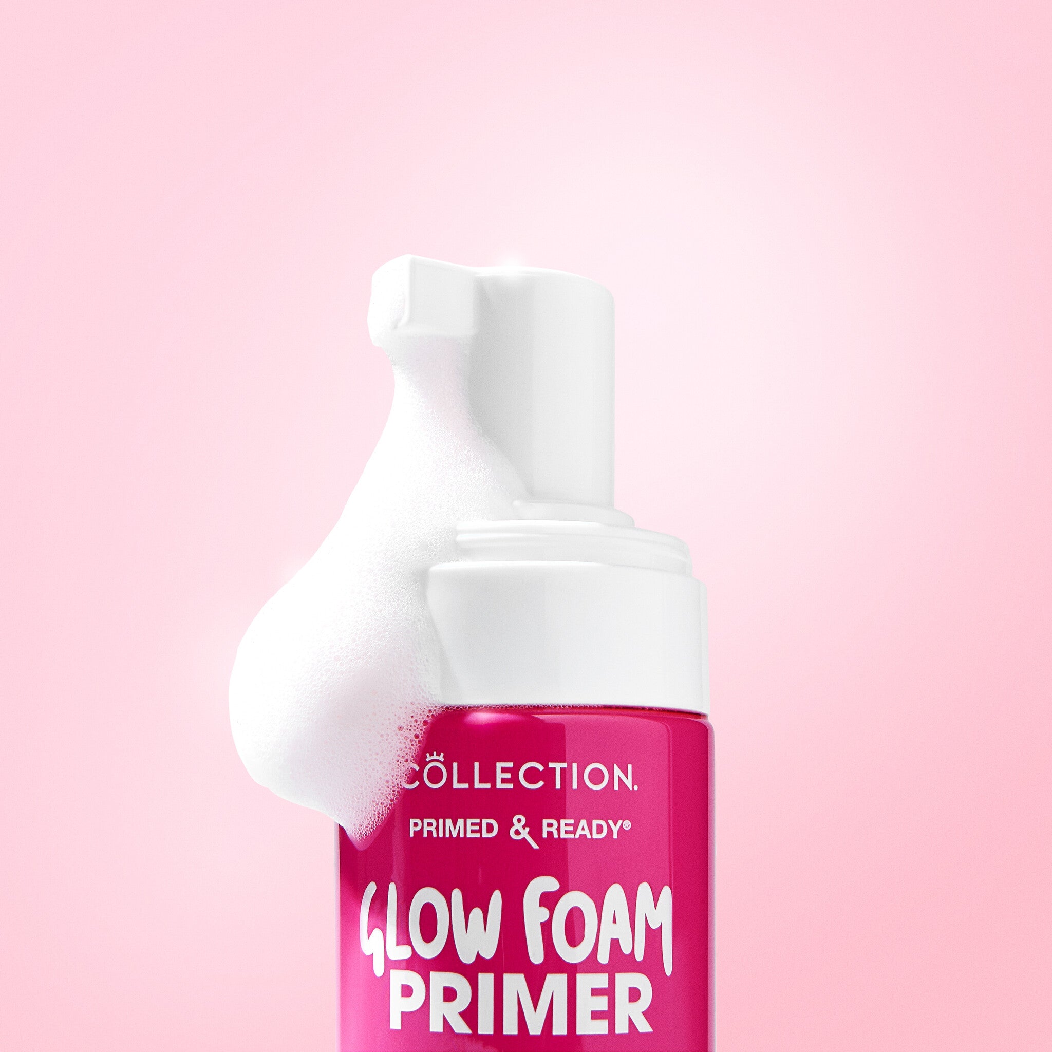 Primed and Ready Glow Foam Primer - Whipped Glow in een roze verpakking met luchtige, witte schuimtextuur.