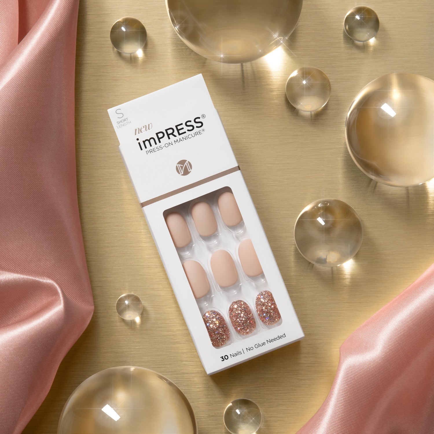 imPRESS Nails - Evanesce, nude nagels met glinsterende accenten in een stijlvolle verpakking op een gouden achtergrond.