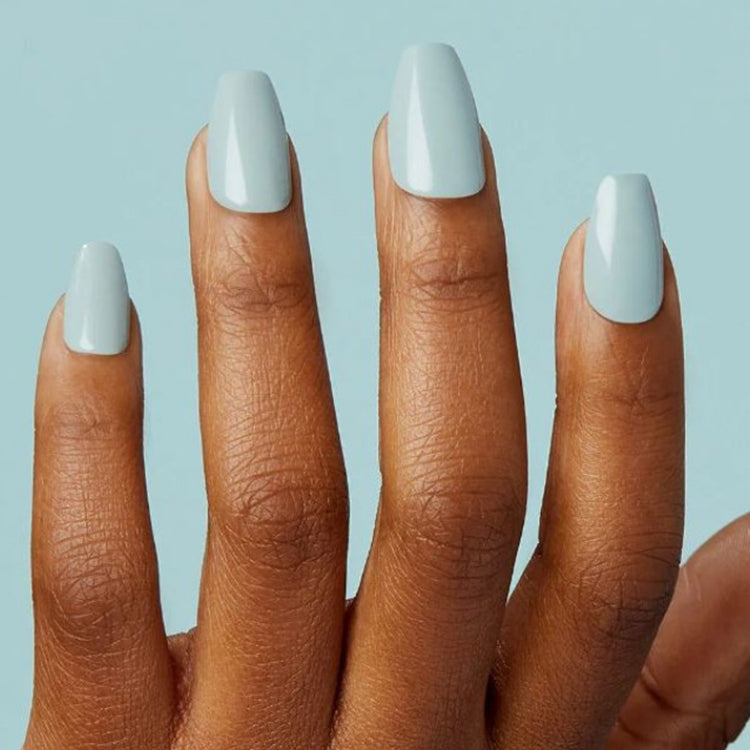 imPRESS Color Coffin - Going Green, lichtgroene nagels in coffin-vorm op een hand met een neutrale achtergrond.
