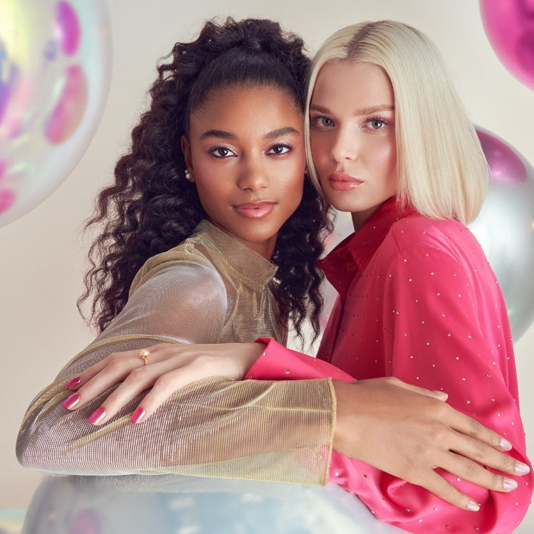 imPRESS Color FX - Around You, nagels met een levendige kleur, gepresenteerd door twee modellen met stijlvolle outfits.