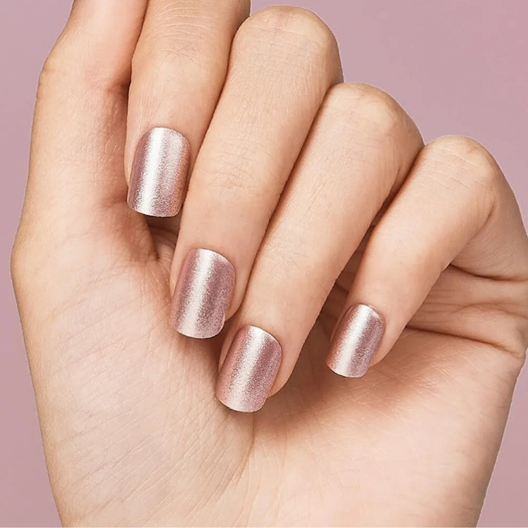 imPRESS Color - Paralyzed Pink, glanzende rozenkleurige nagels op een hand tegen een zachte achtergrond.