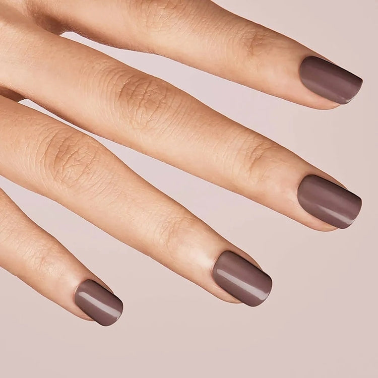 imPRESS Color - Try Gray, een stijlvolle grijze nagellak met een glanzende afwerking op een hand met lange vingers.