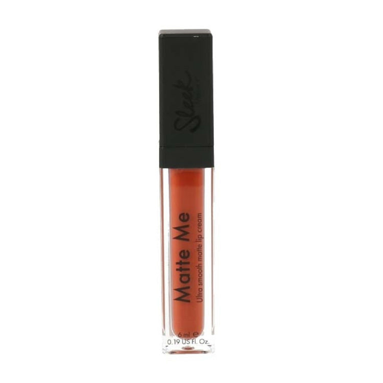 Matte Me - Hellacious, een matte lipcream in een slanke transparante verpakking met een zwarte dop, in een warme oranje tint.