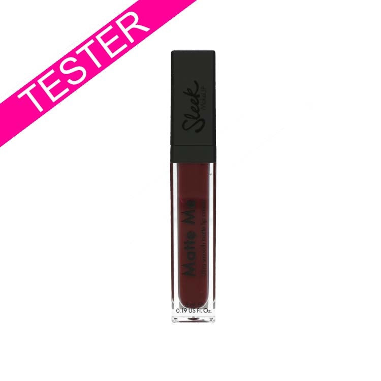 Matte Me Lip Cream - Old Hollywood TESTER in een slanke, transparante verpakking met een zwarte dop, diep rode kleur.